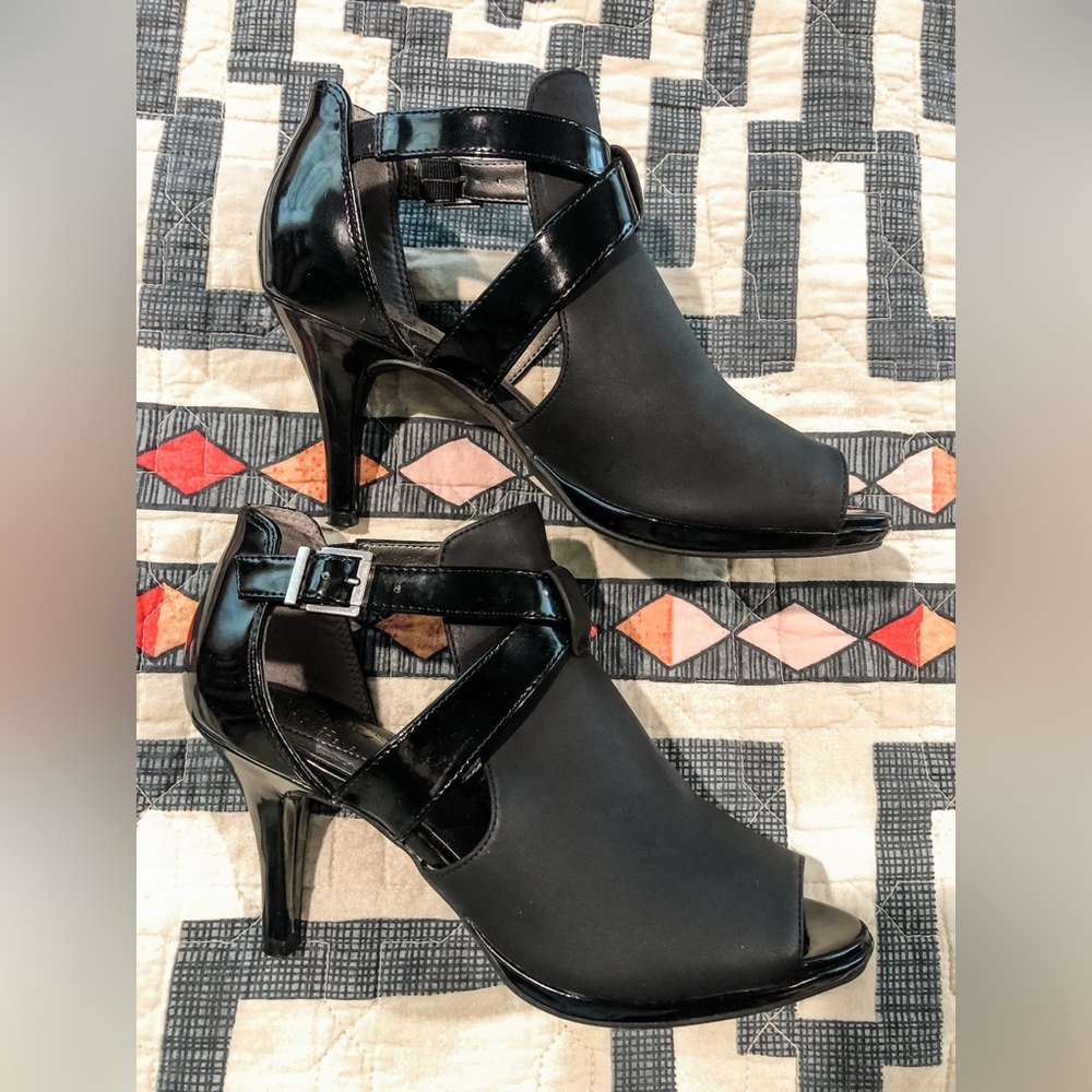 ⭐️SOLD!⭐️NWOT. Life Stride Faux Leather/Patent Leather Peep Toe Heels. Size 7.5